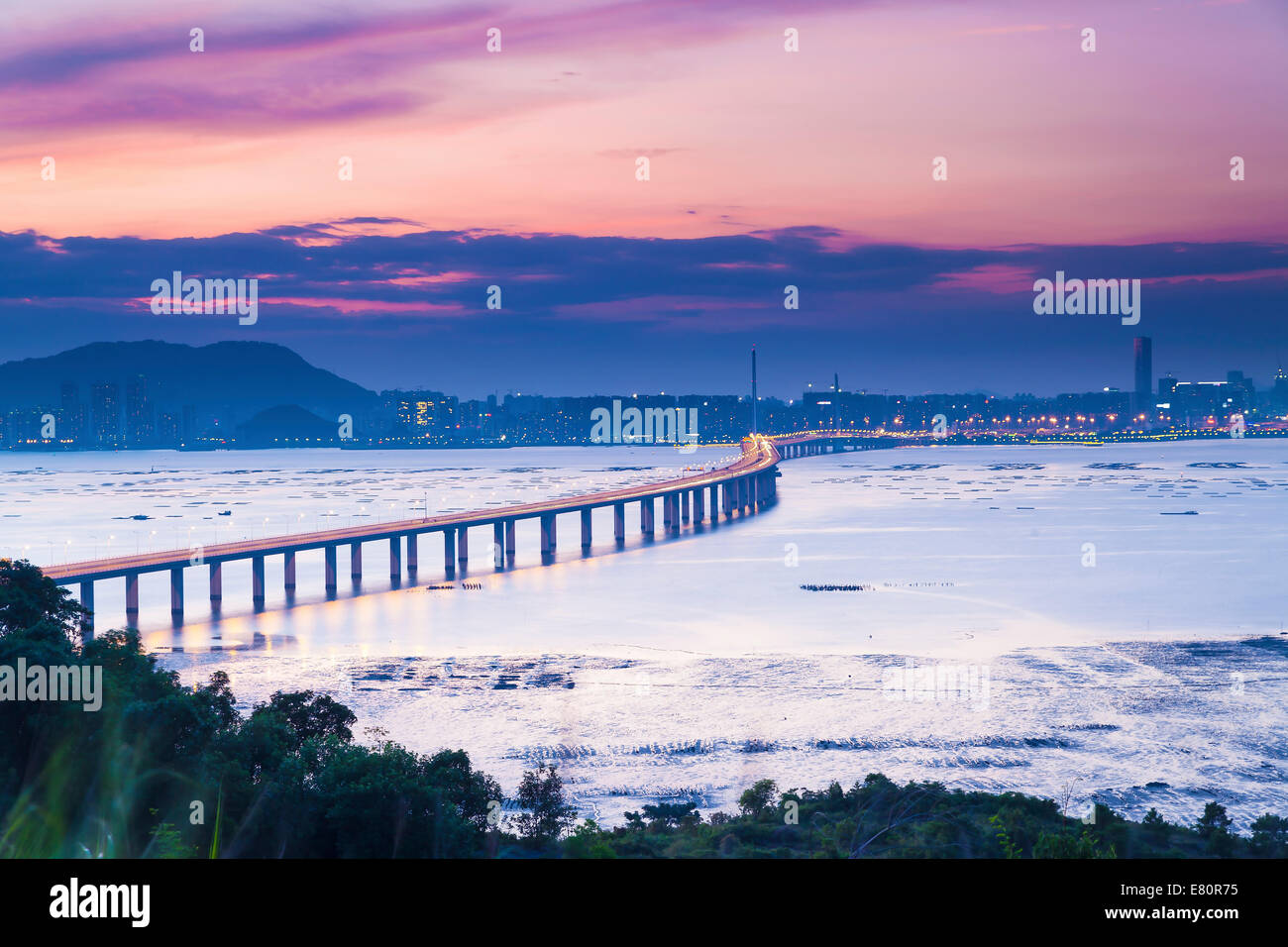 Sonnenuntergang Küste mit Shenzhen Brücke in Hongkong Stockfoto