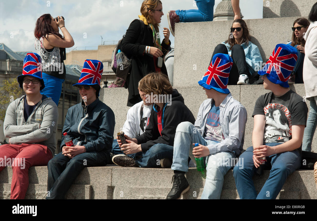 Junge Männer mit Union Jack hüten. Trafalgar Square, London, England. Stockfoto