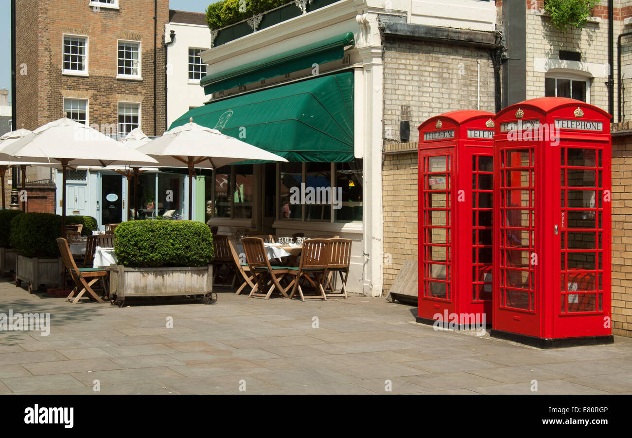 Zwei rote Telefonzellen. Pimlico, London, England. Stockfoto