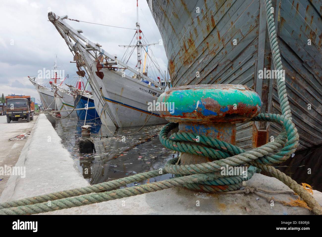 Männer sind das alte Teak Boot mit Fracht für Borneo, alten Hafen von Jakarta, traditionelle Versand laden, Stockfoto