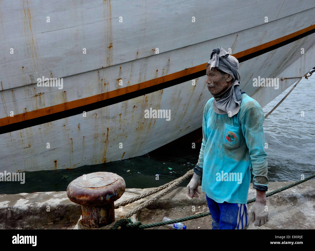 Man lädt die alte Holzboot mit Fracht für Borneo Stockfoto