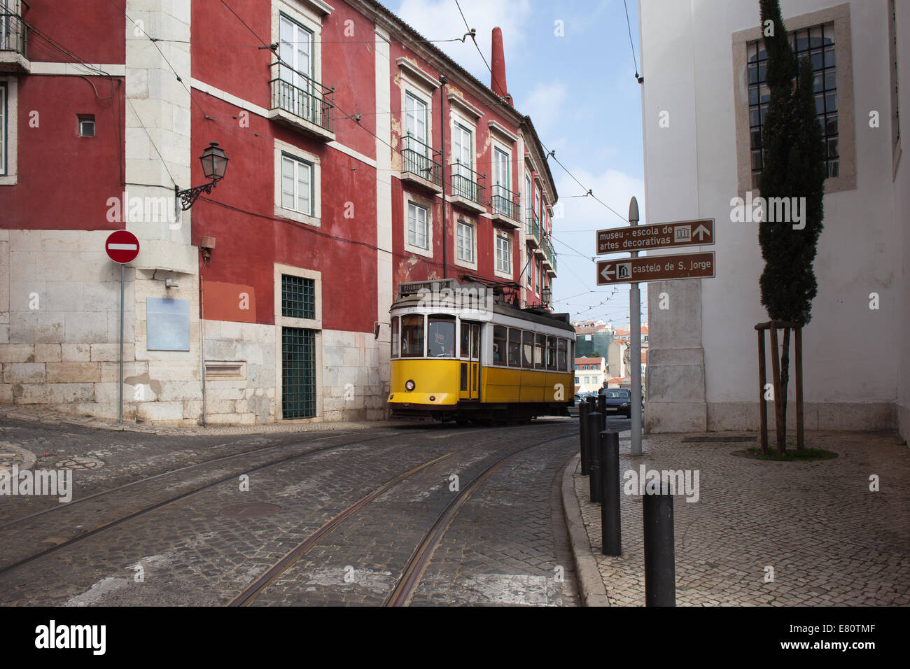 Vintage Straßenbahnlinie 12 in der Stadt von Lissabon, Portugal. Stockfoto