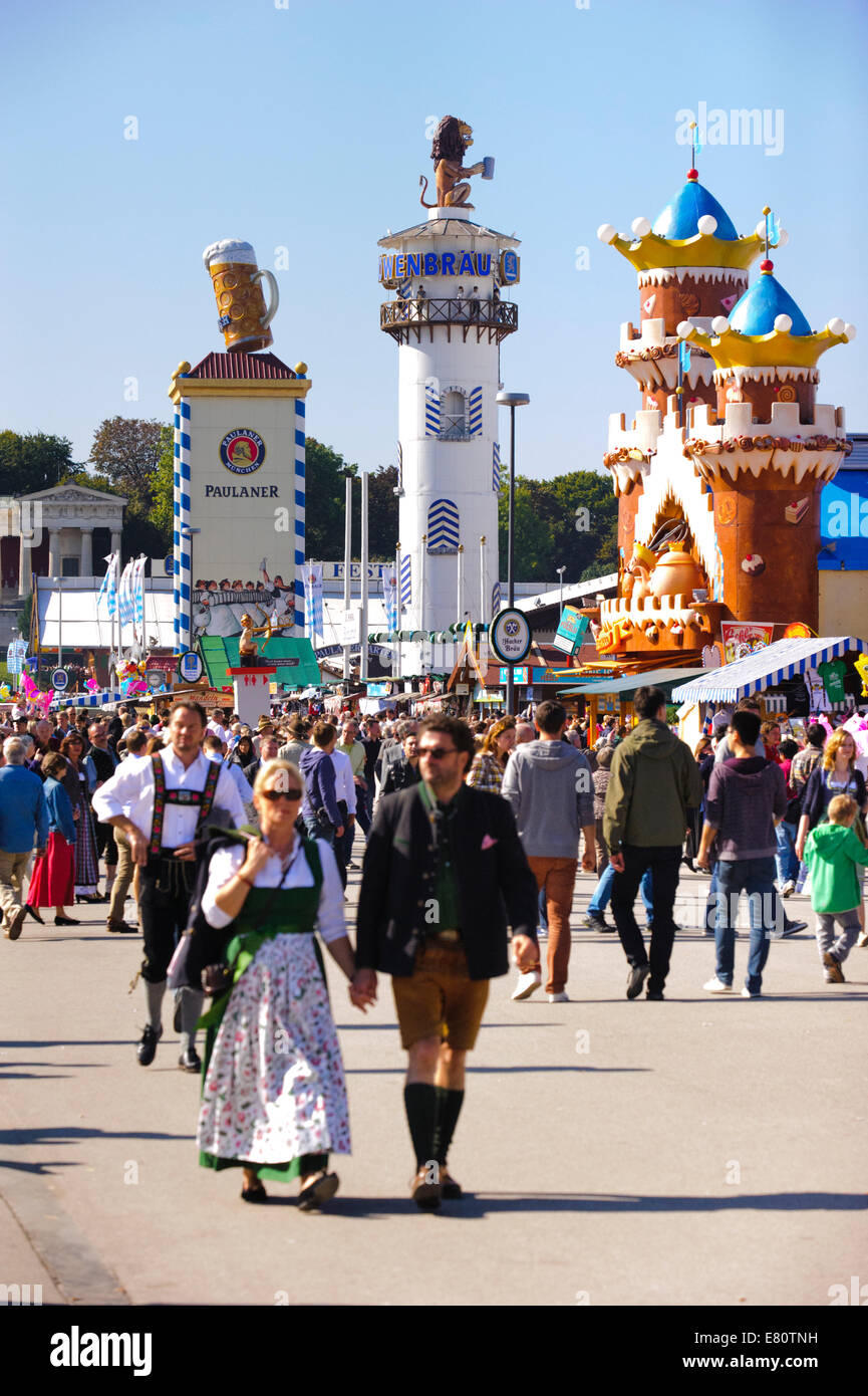 Das Oktoberfest in München ist das größte Bierfest der Welt mit vielen Vergnügungsparks Hütten, Bierzelte und Karussells. Stockfoto