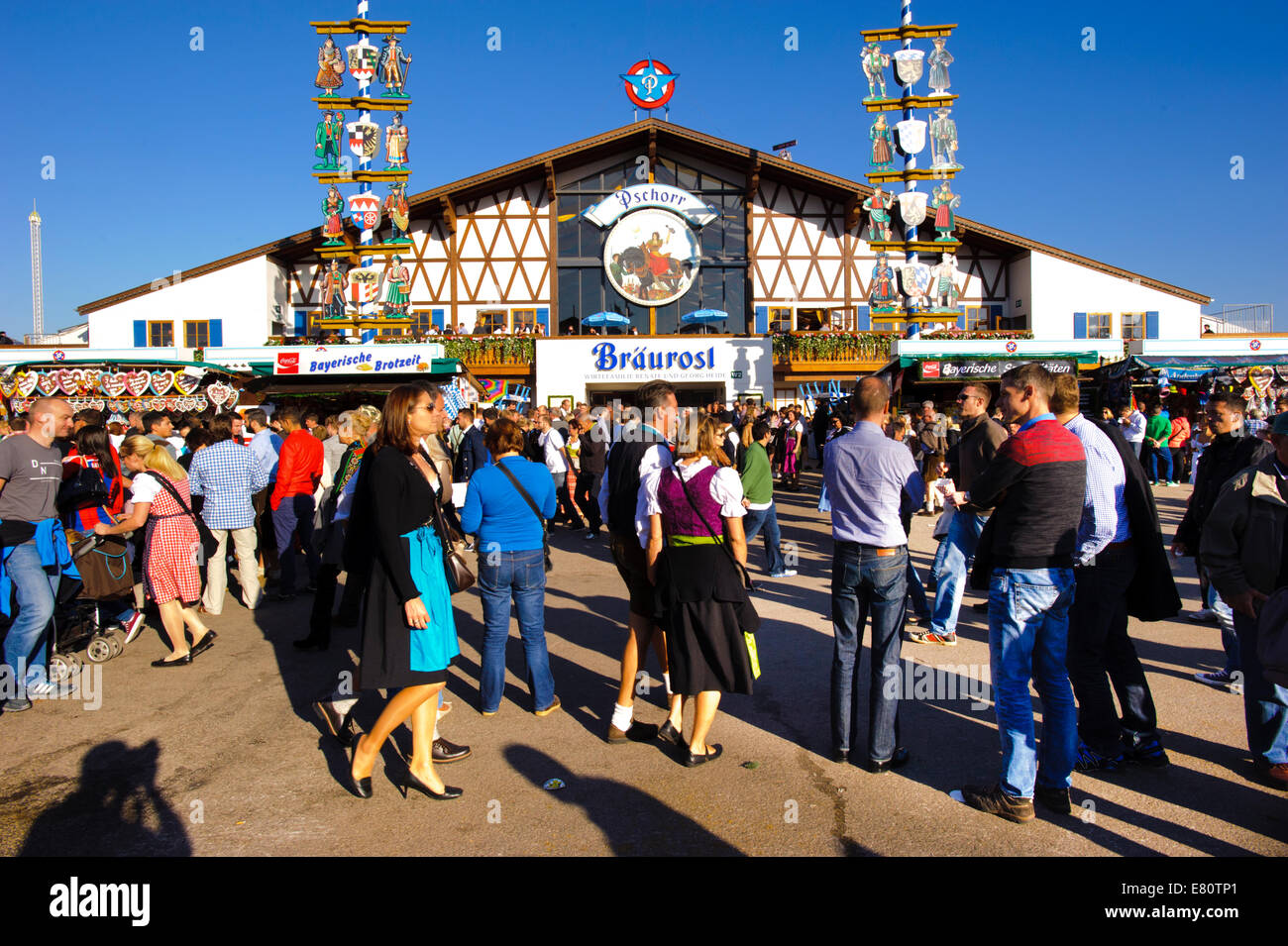 Das Oktoberfest in München ist das größte Bierfest der Welt mit vielen Vergnügungsparks Hütten, Bierzelte und Karussells. Stockfoto