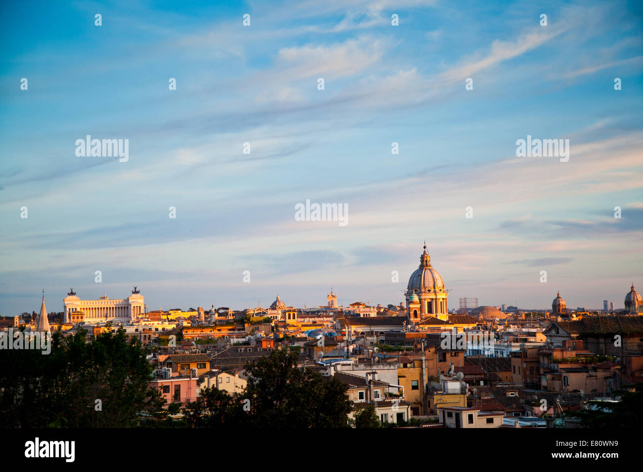 Skyline von Rom in der Abenddämmerung Stockfoto