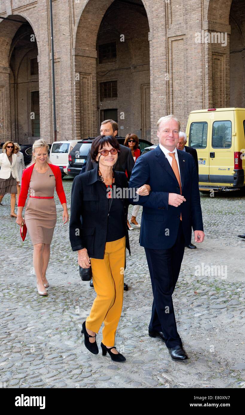 Parma, Italien. 27. Sep, 2014. Prinzessin Maria Teresa de Bourbon Parme und Prinz Carlos de Bourbon Parme kommen bei der Präsentation von ihrem Buch "Les Bourbon Parme, Une Famille Engagée Dans l ' Histoire" in der Biblioteca Palatina in Parma, Italien, 27. September 2014. Foto: Albert Nieboer/Niederlande OUT/Dpa/Alamy Live-Nachrichten Stockfoto