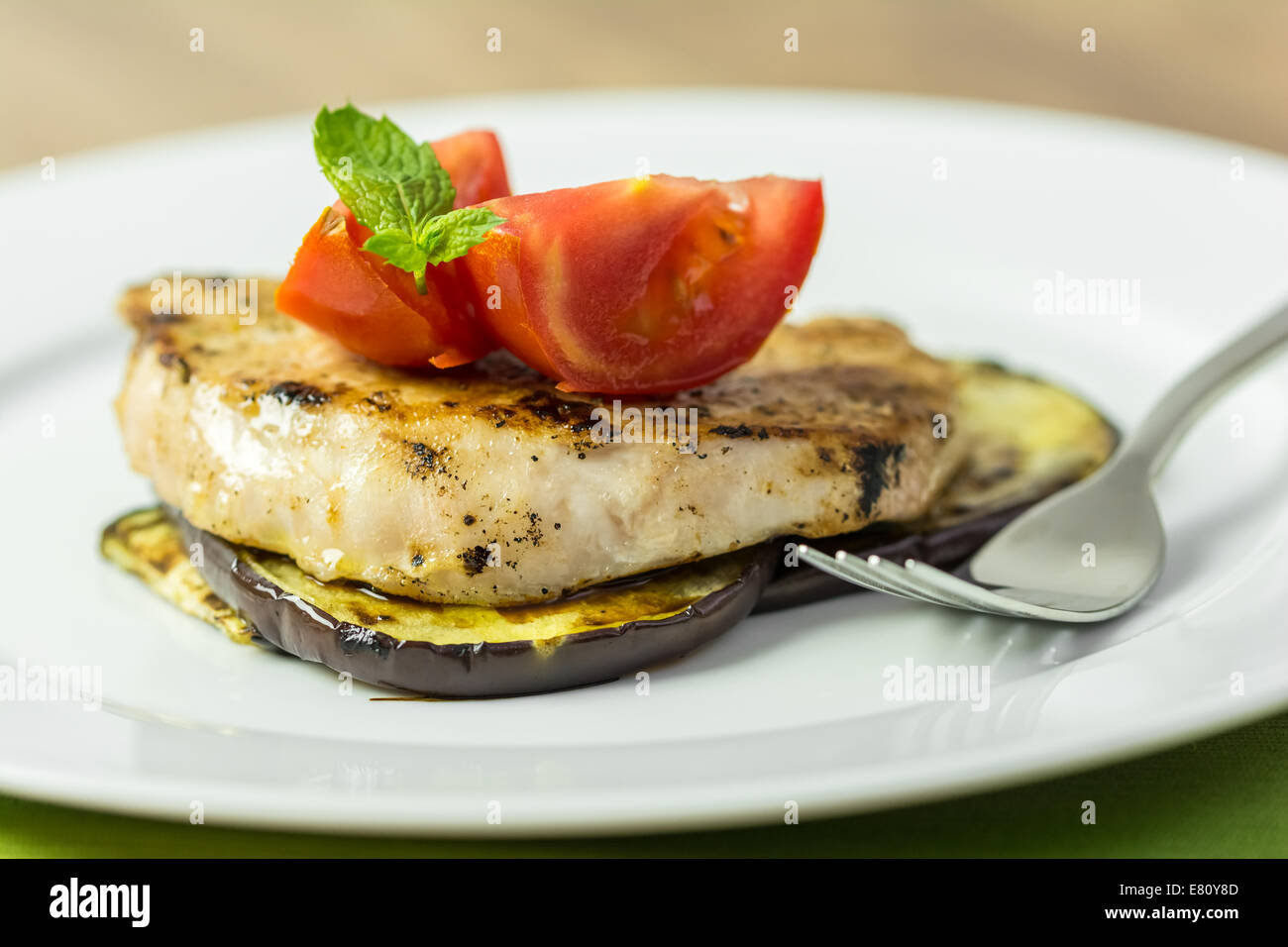 Gegrillte Ei Pflanze Slice mit Schweinesteak und Tomatenscheiben Stockfoto