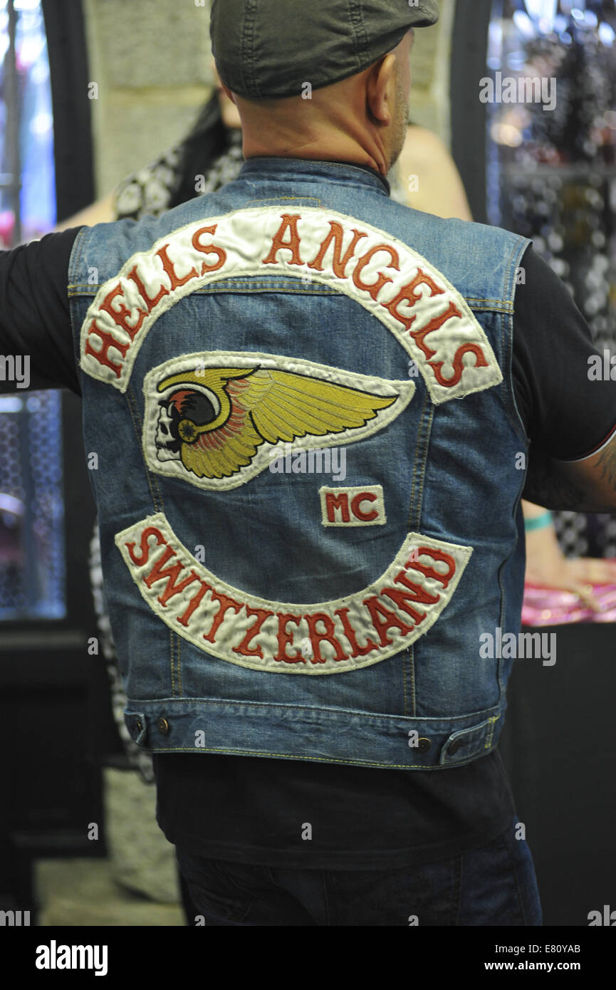 Ein Mitglied der Hells Angels Motorcycle Club an der 10. internationalen London Tattoo Convention, Tobacco Dock, London. Stockfoto