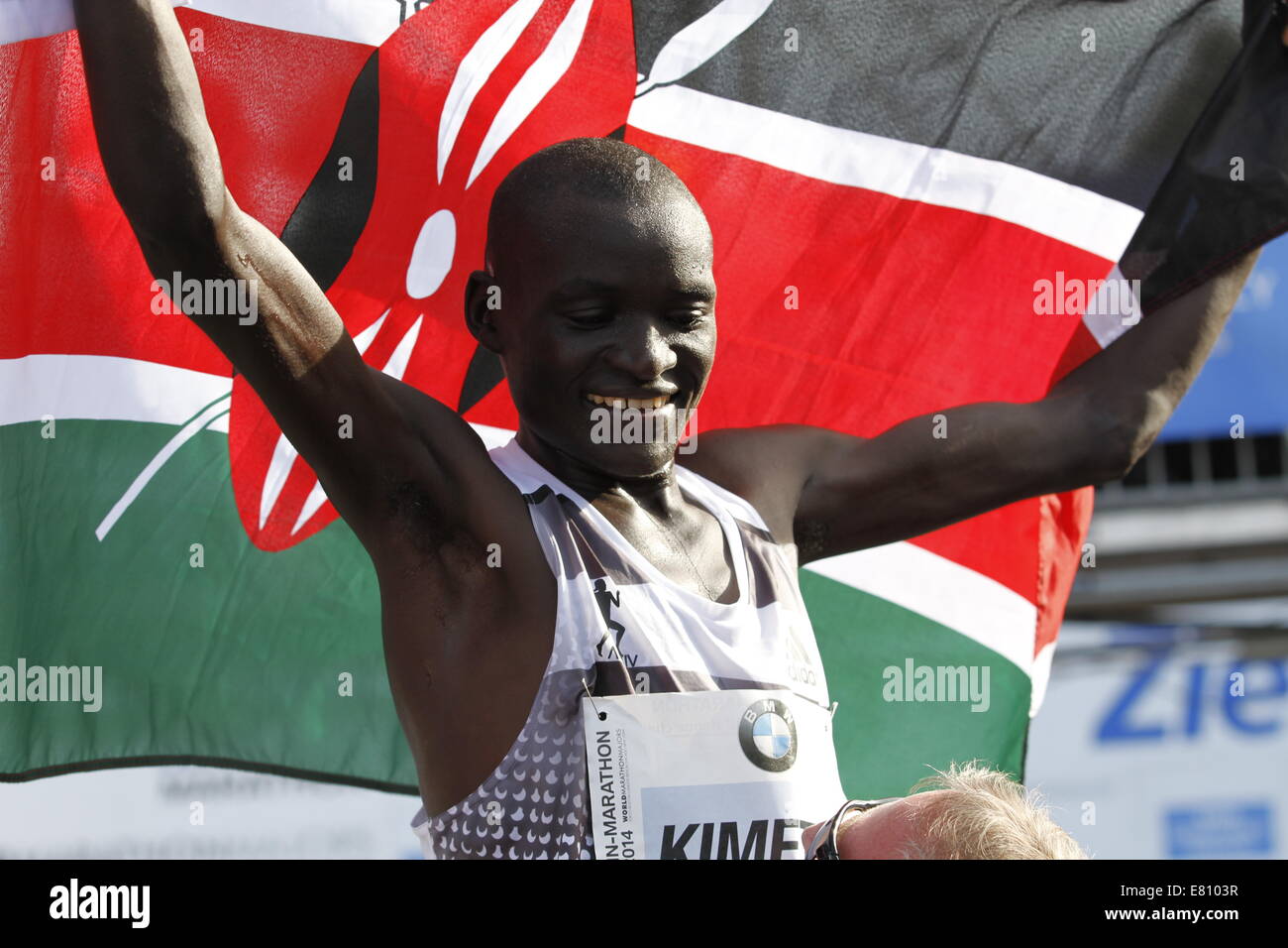 Dennis Kimetto, ein 30-j hrige Kenianer gewinnt und hält stolz seine Nationalflagge während der 41. BMW Berlin-Marathon, der 20-Kilometer-Rennen in zwei Stunden, zwei Minuten und 57 Sekunden zu schlagen. Bildnachweis: Simone Kuhlmey/Pacific Press/Alamy Live-Nachrichten Stockfoto