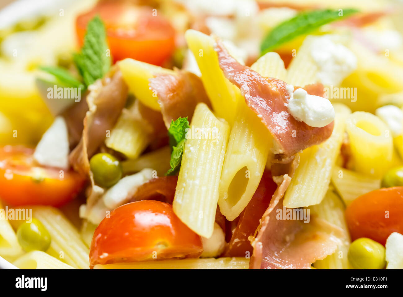 Italienische Penne Pasta-Salat mit Mozzarella, Tomaten und Schinken ...