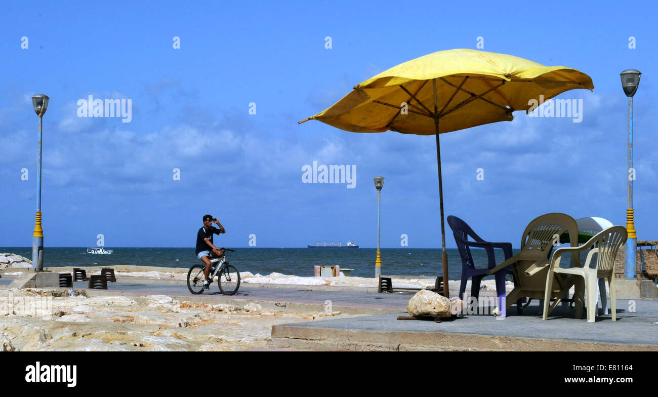 Tartous Port, Syrien. 27. Sep, 2014. Ein Mann fährt Fahrrad in Tartous Hafen, Zentrum von Syrien, 27. September 2014. Bildnachweis: Zhang Naijie/Xinhua/Alamy Live-Nachrichten Stockfoto