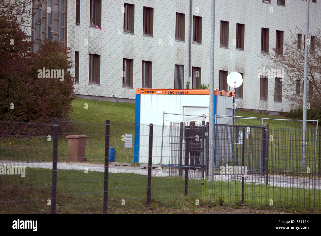 Das Flüchtlingsheim auf dem Gelände der ehemaligen Siegerland-Kaserne in Burbach (Nordrhein-Westfalen), Deutschland, 28. September 2014 fotografiert. In einem Flüchtlingsheim in Burbach griffen die privaten Sicherheitsdienst angeblich heftig Asylbewerber. Die ehemalige Kaserne dienen als Notunterkunft. Foto: FEDERICO GAMBARINI/dpa Stockfoto
