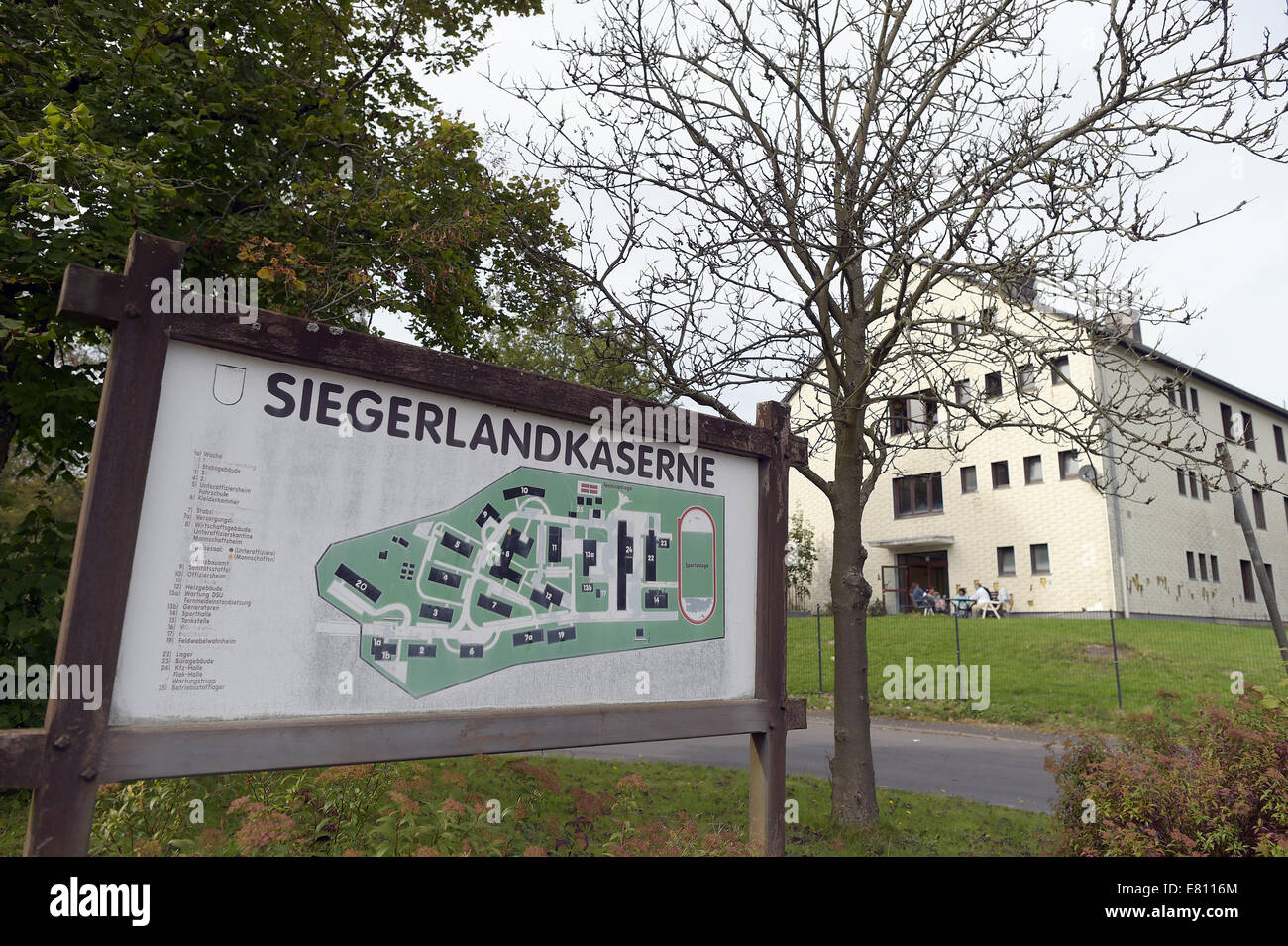 Ein Schild mit der Aufschrift "Siegerlandkaserne" vor dem Flüchtlingsheim auf dem Gelände der ehemaligen Siegerland-Kaserne fotografiert in Burbach (Nordrhein-Westfalen), Deutschland, 28. September 2014. In einem Flüchtlingsheim in Burbach griffen die privaten Sicherheitsdienst angeblich heftig Asylbewerber. Die ehemalige Kaserne dienen als Notunterkunft. Foto: FEDERICO GAMBARINI/dpa Stockfoto