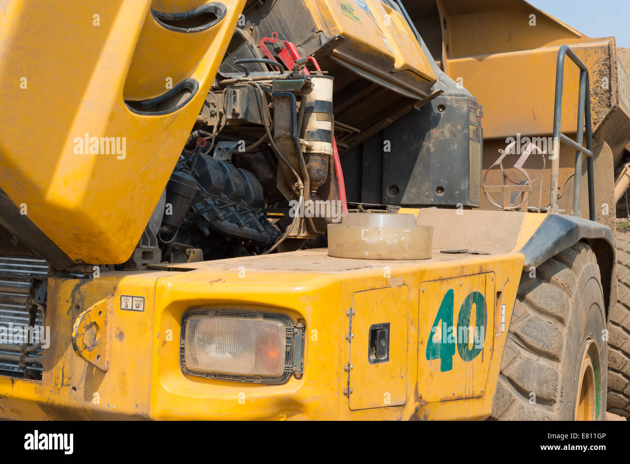 Eine große Mercedes-Dieselmotor, gesehen durch die geöffnete Motorhaube einer Glocke hergestellt Bergbau Muldenkipper. Stockfoto