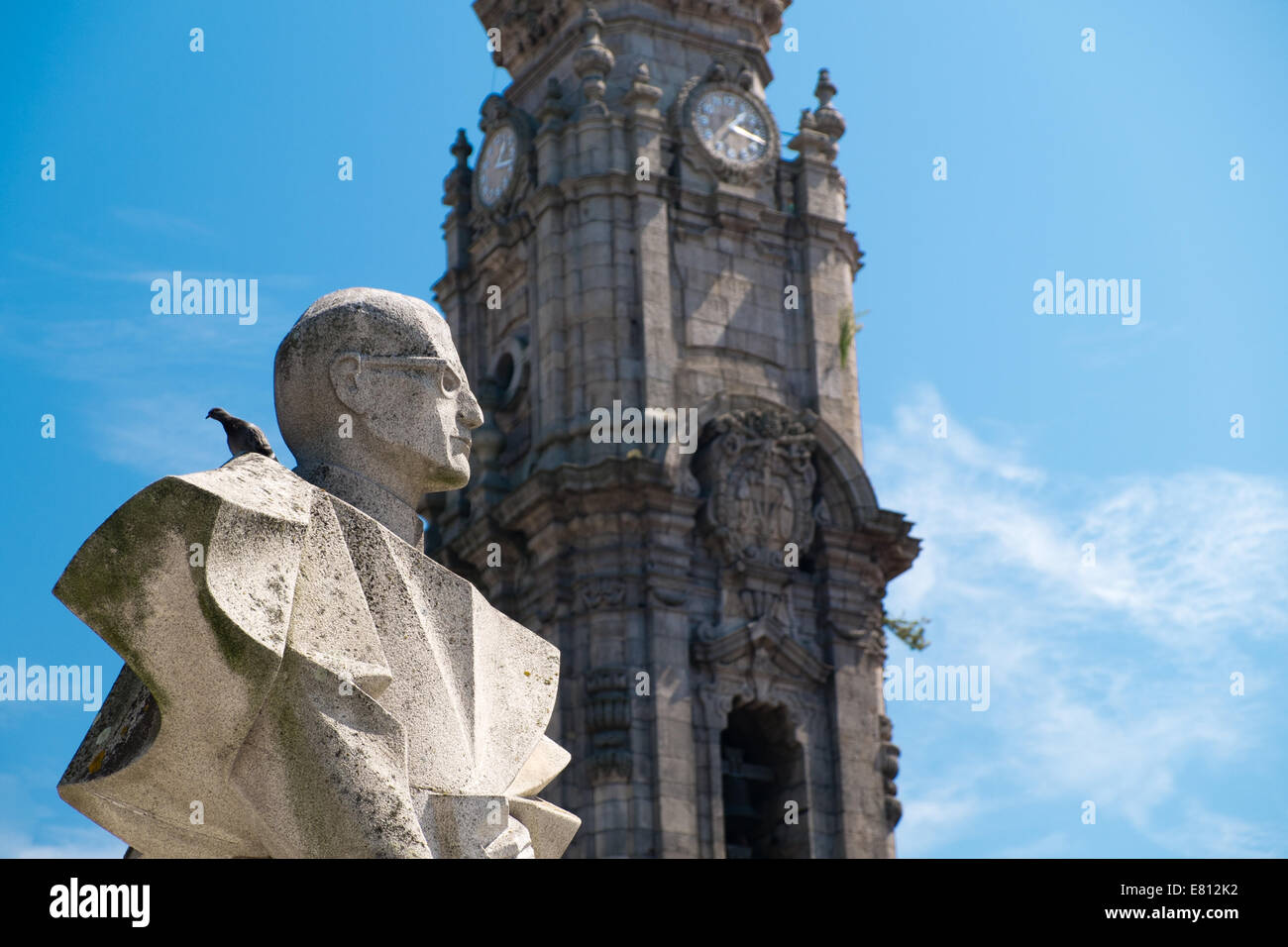 Statue von Antonio Ferreira Gomes außerhalb Clerigos Kirche, Porto, Portugal Stockfoto