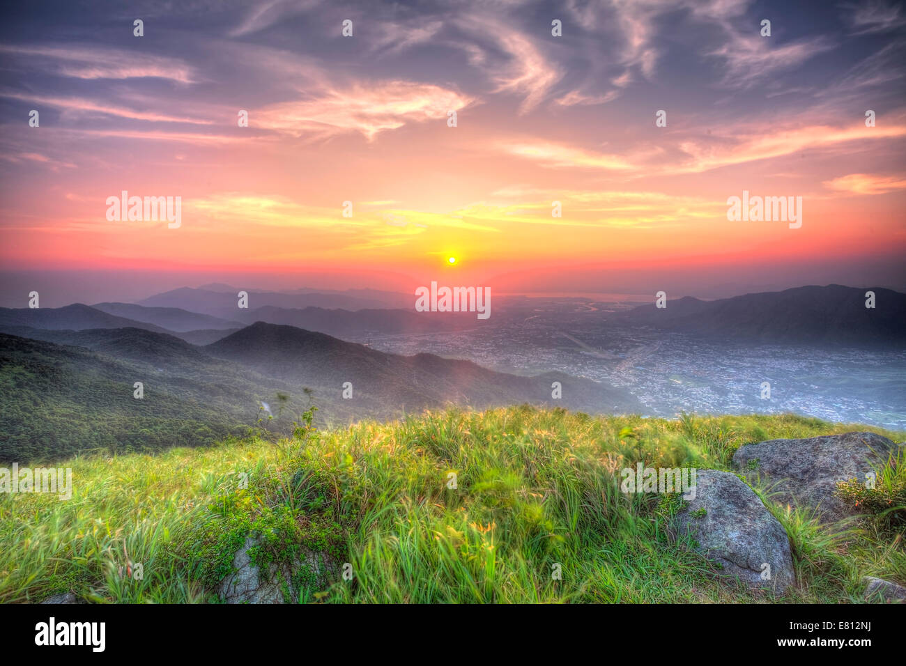 Sonnenuntergang in Hong Kong am Berge, HDR-Bild. Stockfoto
