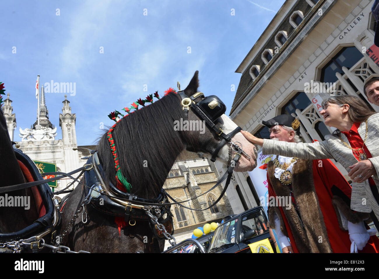 Guildhall Hof, London, UK. 28. September 2014.  Ein Fullers Brauerei Wagen und Dray Pferde in den jährlichen London Pearly Kings & Queens Gesellschaft costermonger Erntedankfest Parade Dienst in Guildhall Hof statt. Bildnachweis: Matthew Chattle/Alamy Live-Nachrichten Stockfoto