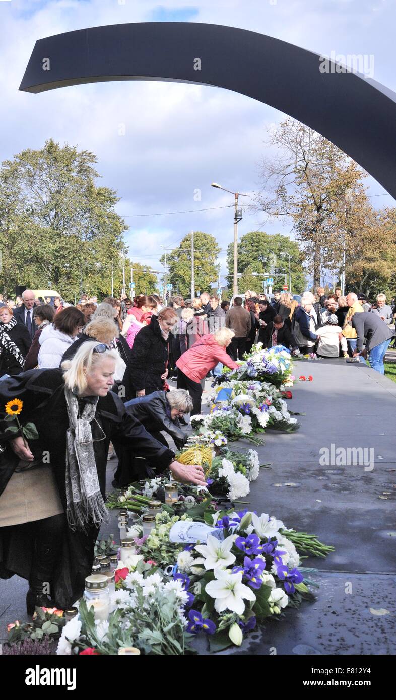 Tallinn. 28. Sep, 2014. Estnische legen Blumen und Kerzen am Denkmal vor Ort außerhalb der Altstadt von Tallinn am 28. September 2014, zu Commemotate des 20. Jubiläum von der Fähre Estland sank. Die Fähre Estland sank in der Ostsee in der Nähe von Stockholm, am Anfang 28. September 2014, wenn es Enroute aus Tallinn, Estland nach Stockholm, mit 852 Personen war, die als "Baltic-Titanic" Tragödie gesehen worden ist. Bildnachweis: Viktor Vesterinen/Xinhua/Alamy Live-Nachrichten Stockfoto