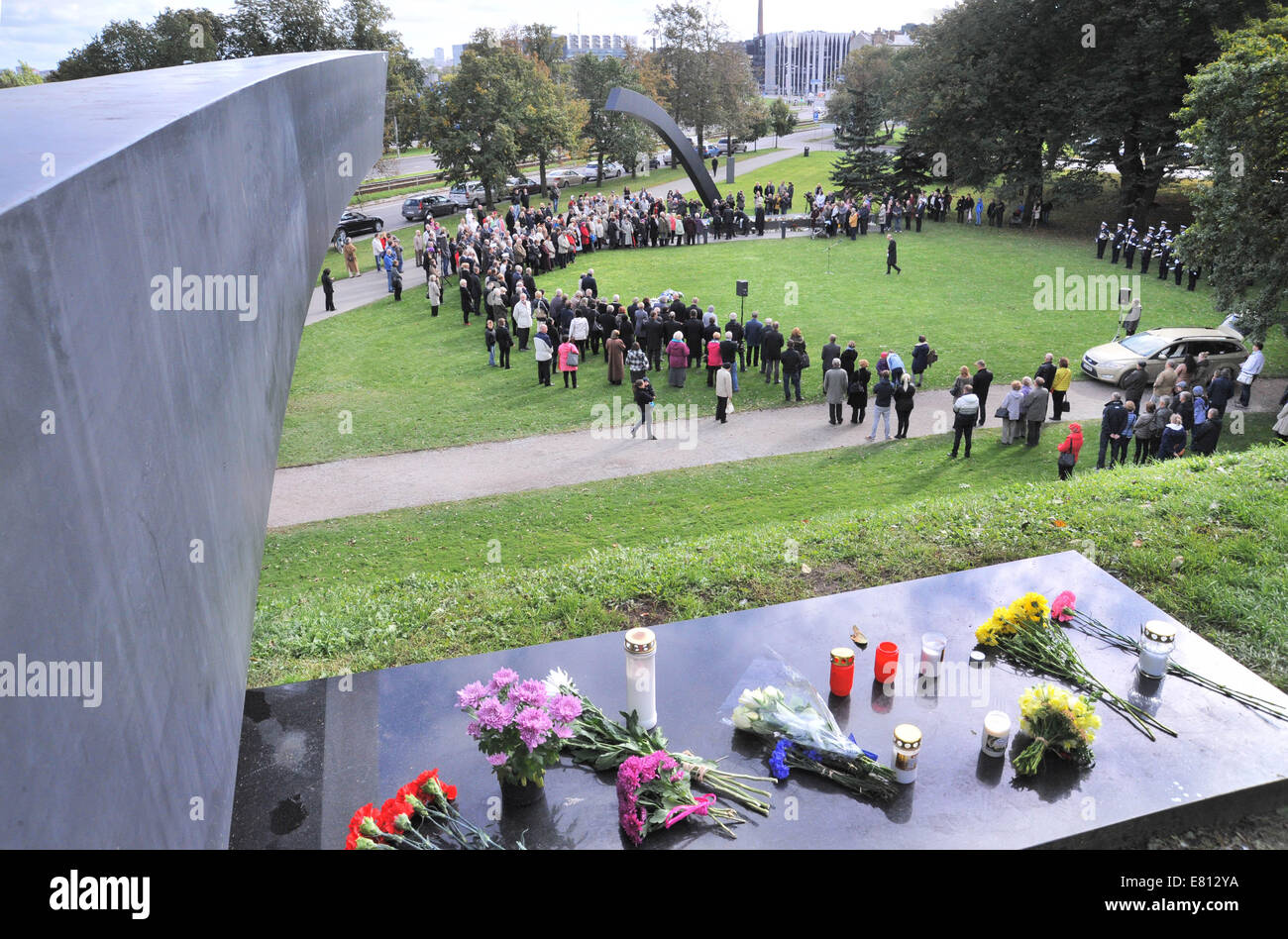 Tallinn. 28. Sep, 2014. Blumen und Kerzen sind legte am Denkmal Standort außerhalb der Altstadt von Tallinn auf 28. September 2014, zu Commemotate des 20. Jubiläum von der Fähre Estland sank. Die Fähre Estland sank in der Ostsee in der Nähe von Stockholm, am Anfang 28. September 2014, wenn es Enroute aus Tallinn, Estland nach Stockholm, mit 852 Personen war, die als "Baltic-Titanic" Tragödie gesehen worden ist. Bildnachweis: Viktor Vesterinen/Xinhua/Alamy Live-Nachrichten Stockfoto