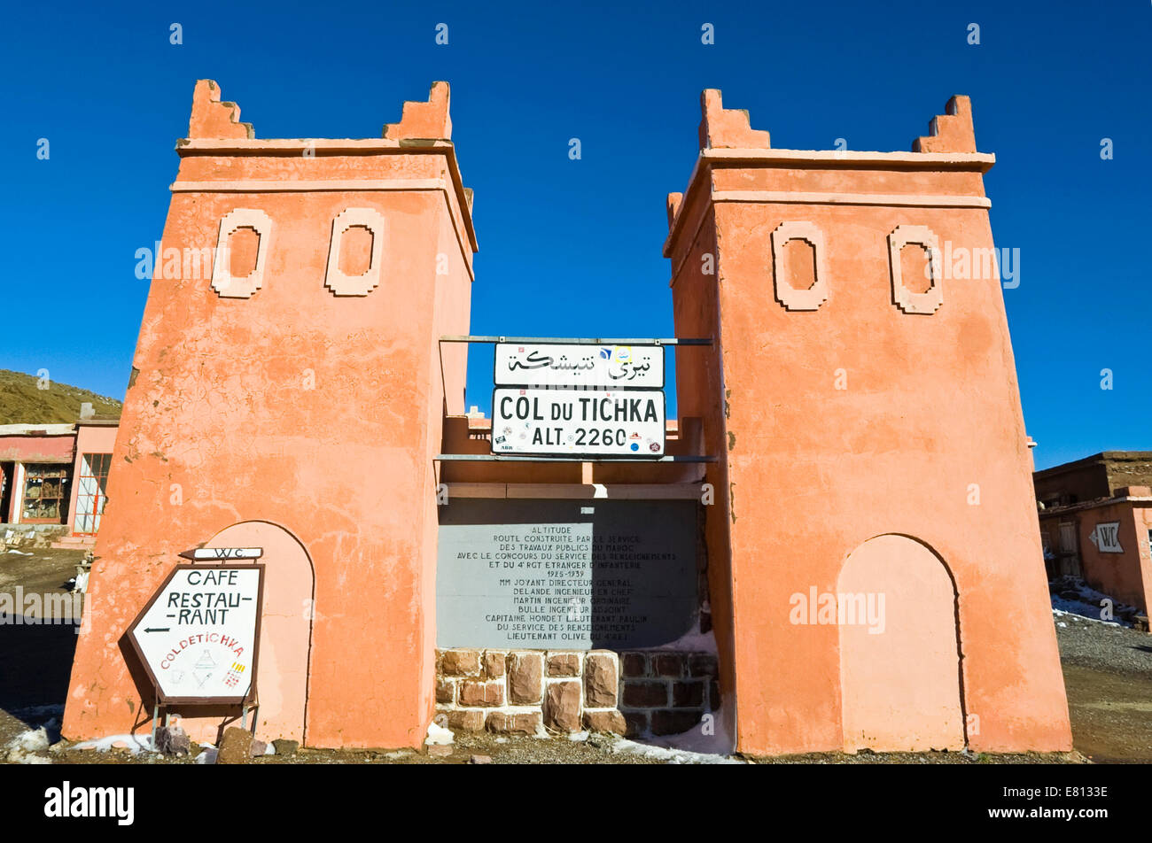 Horizontale Ansicht des Markers auf dem höchsten Punkt des Tichka Pass im hohen Atlas-Gebirge in Marokko. Stockfoto