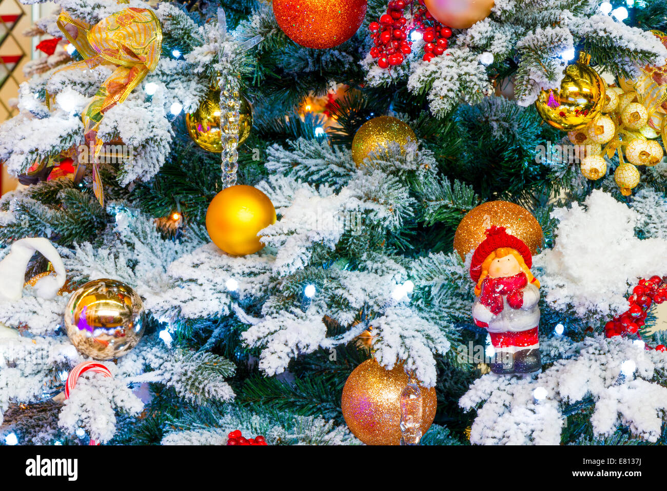 wunderschön dekorierten Weihnachtsbaum. Schnee-bedeckten Zweig der künstliche Tanne Stockfoto