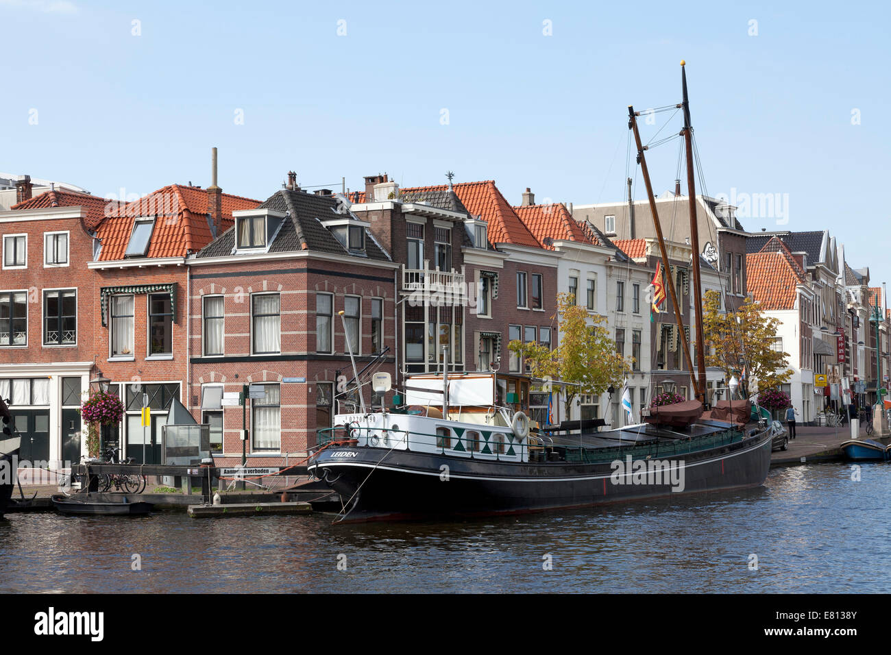 Schiff im historischen Hafen in die Stadt Leiden, mit im Hintergrund Windmühle de Put Stockfoto