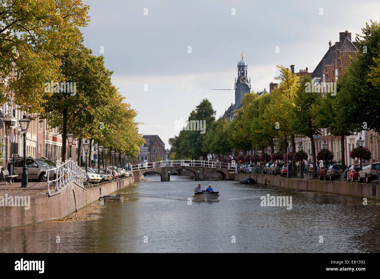 Bootfahren auf Kanal Rapenburg in der Stadt Leiden, Niederlande Stockfoto