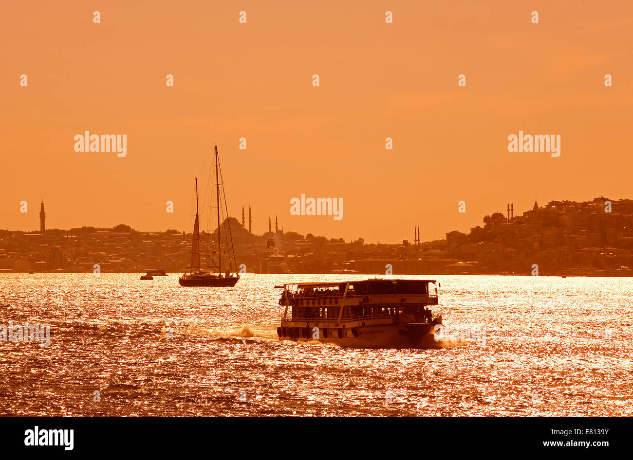 Eine Fähre macht seinen Weg auf den Bosporus vor der Kulisse der Altstadt von Istanbul Stockfoto