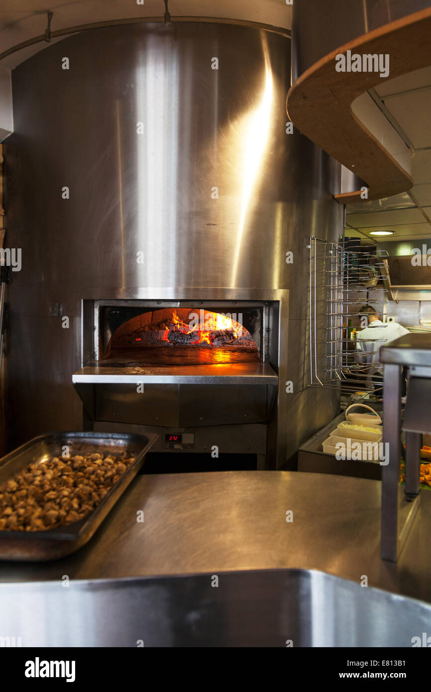 Pizza-Ofen Chrom riesigen Herd Küche Restaurant Kochen brennende Feuer Flamme Stockfoto