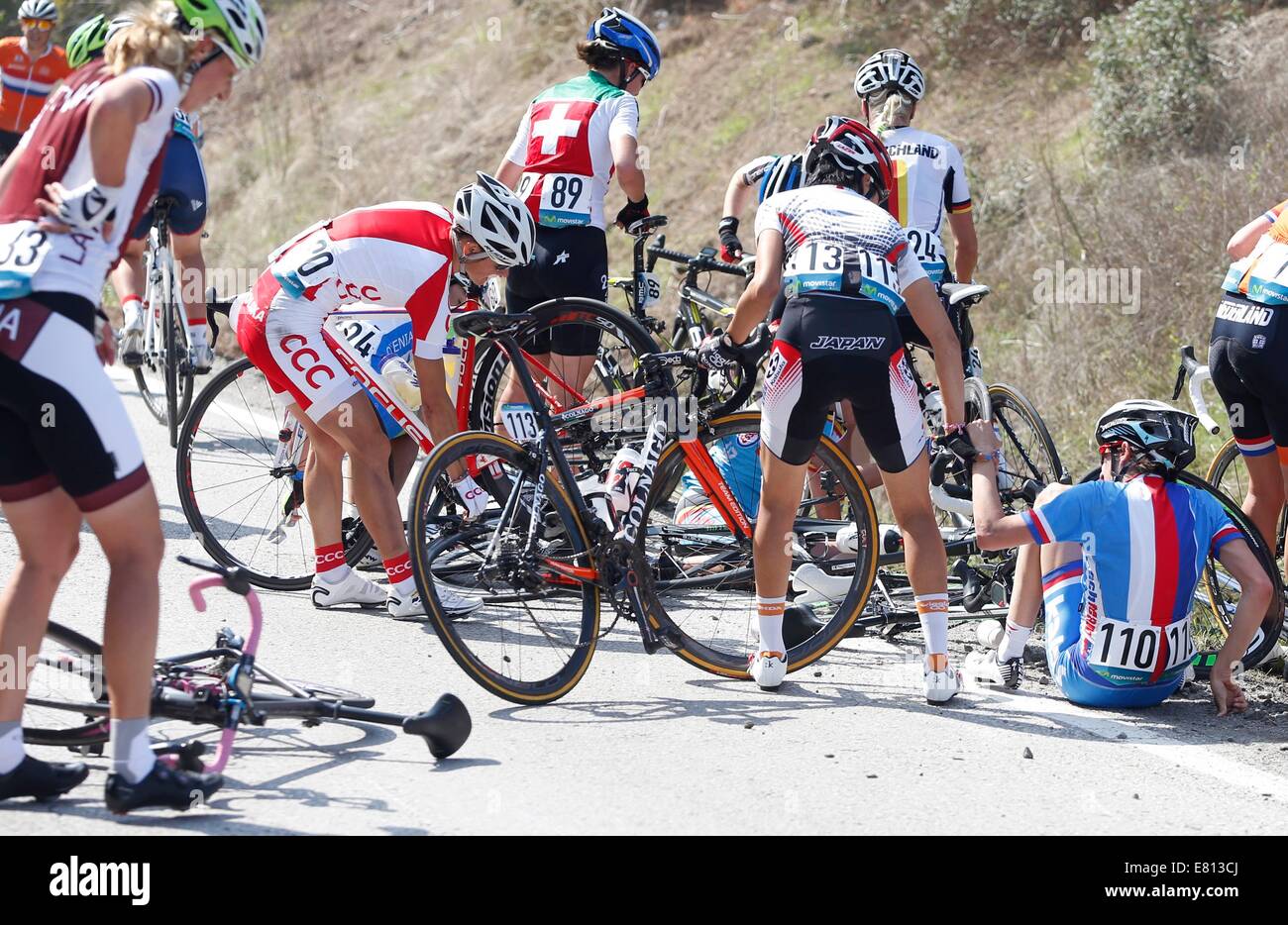 Ponferrada, Spanien. 27. Sep, 2014. Absturz während der Frauen-Elite-Straßenrennen der UCI Road World Championships in Ponferrada, Spanien abgebildet. Bildnachweis: Aktion Plus Sport/Alamy Live-Nachrichten Stockfoto