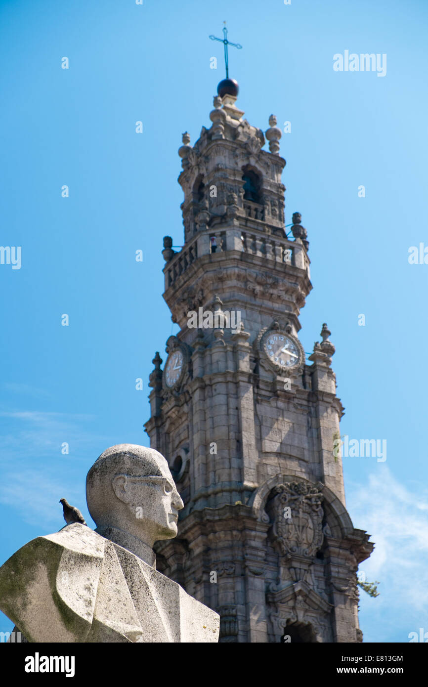 Statue von Antonio Ferreira Gomes außerhalb Clerigos Kirche, Porto, Portugal Stockfoto