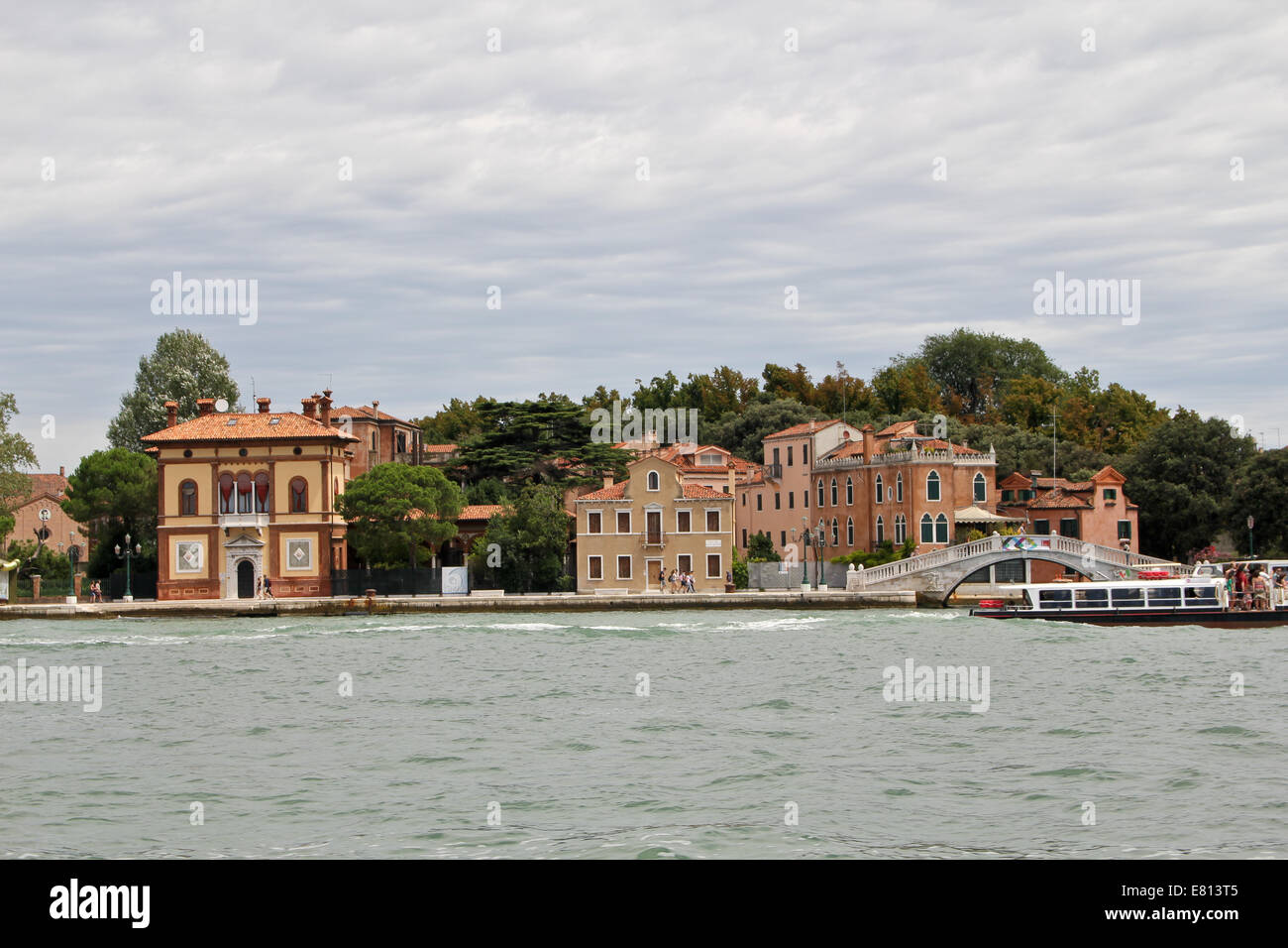 Venedig, Blick von der Seite der Lagune. Wasser-Landschaften von Venedig: Meer, Yachthäfen, Boote, Kais. Stockfoto