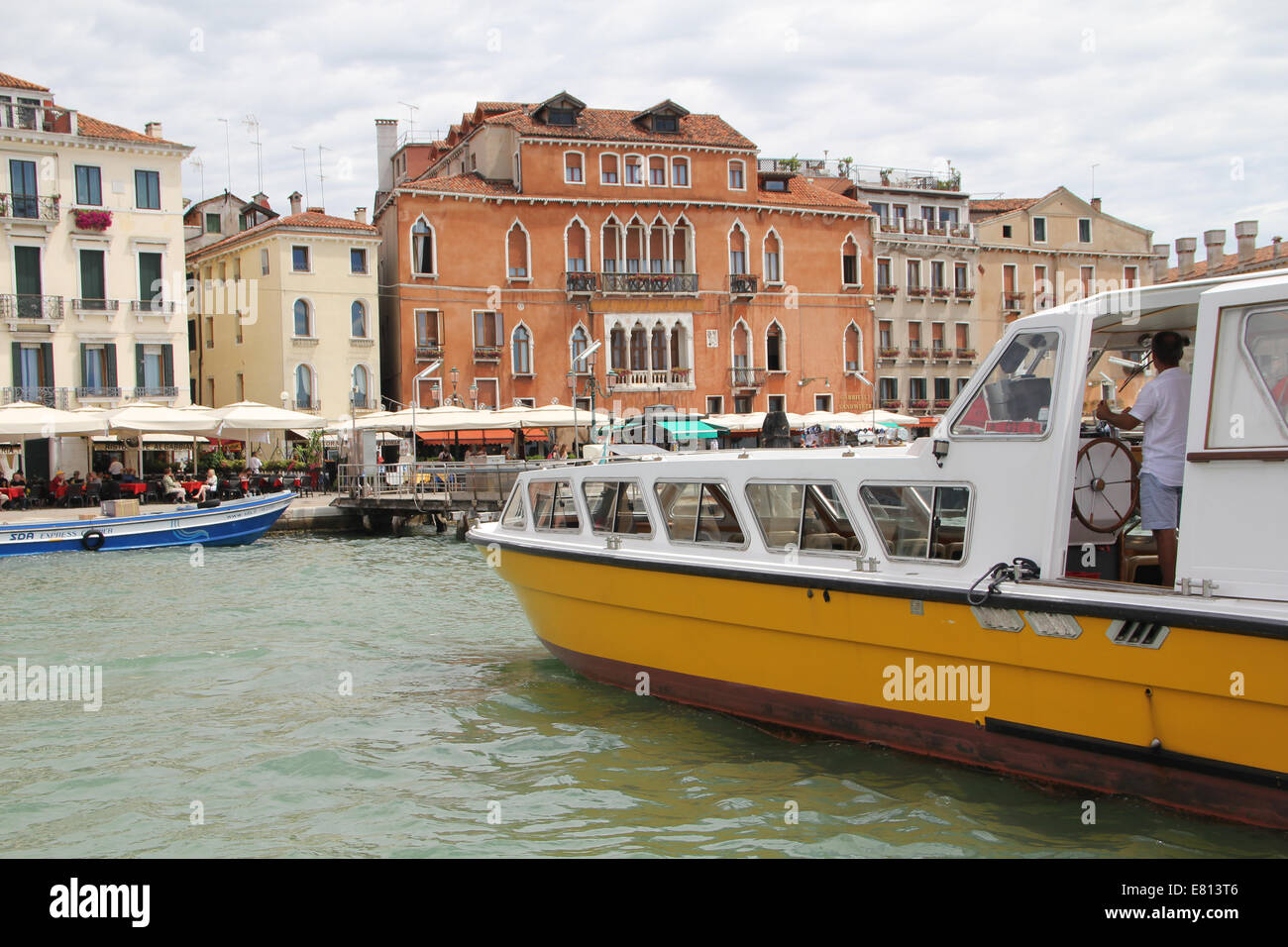 Venedig, Blick von der Seite der Lagune. Wasser-Landschaften von Venedig: Meer, Yachthäfen, Boote, Kais. Stockfoto