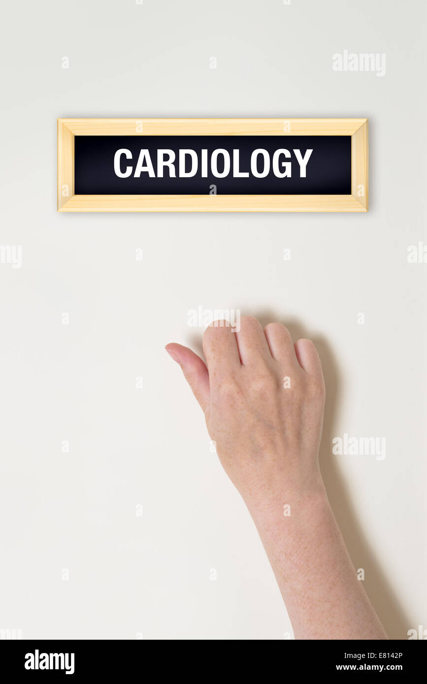 Weibliche Hand klopft an Kardiologie Tür für eine ärztliche Untersuchung Stockfoto