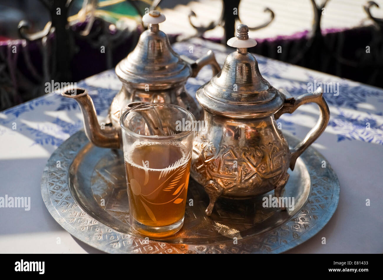 Horizontale Ansicht des traditionellen Pfefferminztee serviert mit Blick auf Place Djemaa el-Fna in Marrakesch. Stockfoto