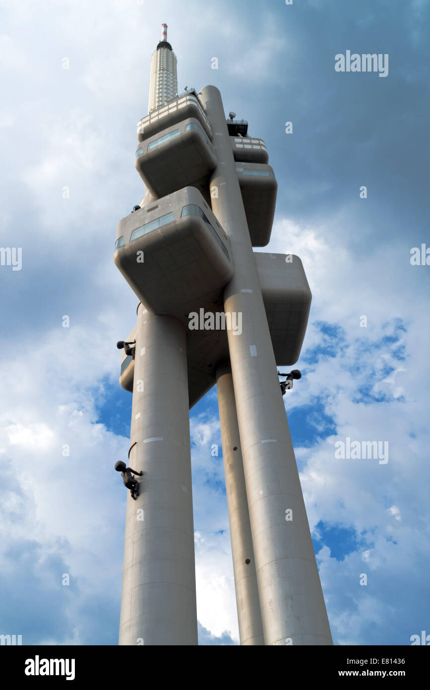 Prag Tschechische Republik 6 September 14 Beruhmte Prager Zizkov Fernsehturm Zizkovska Vez Mit David Cerny Skulpturen Stockfotografie Alamy
