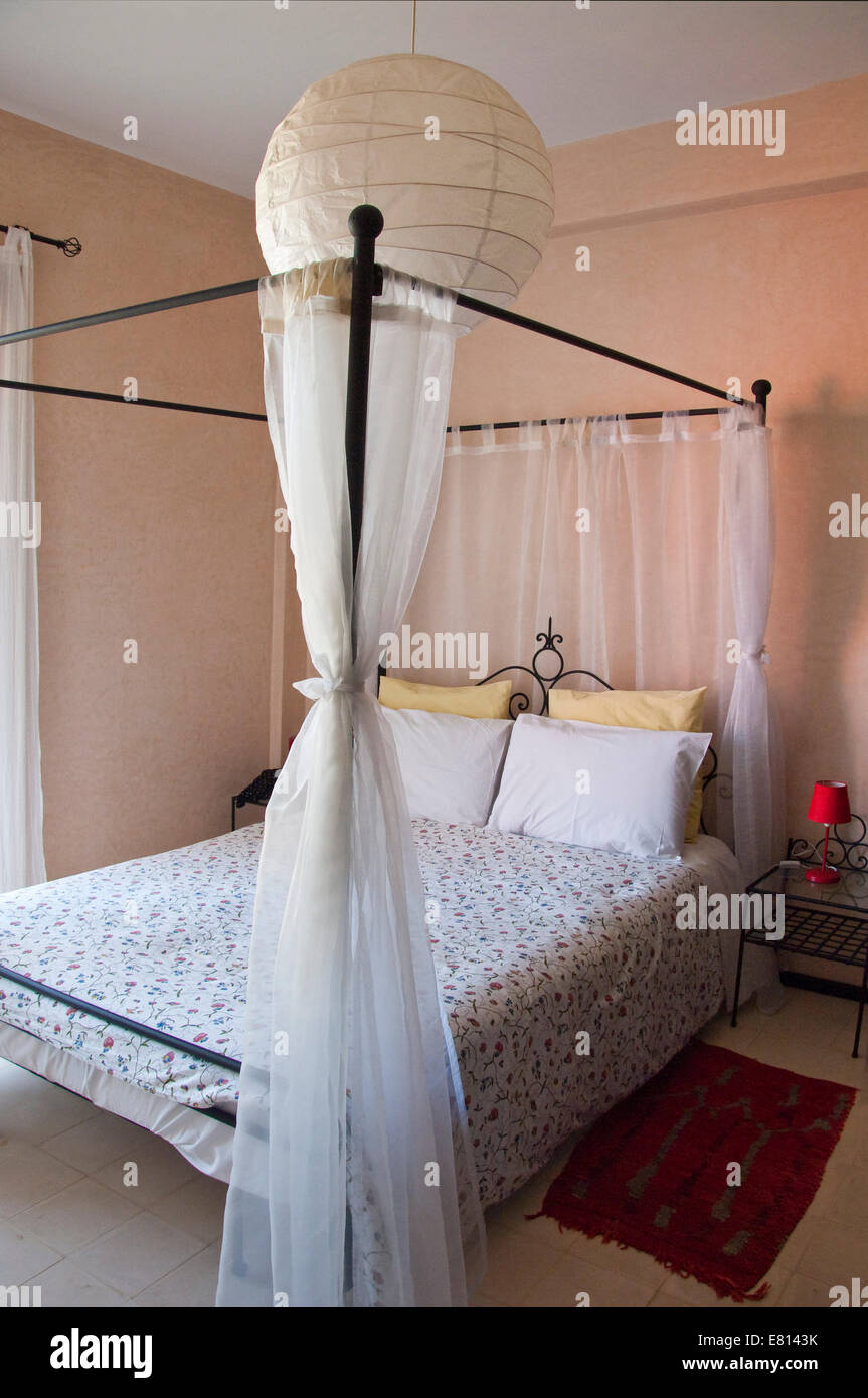Vertikale Ansicht von einem Himmelbett in einem Boutiquehotel. Stockfoto