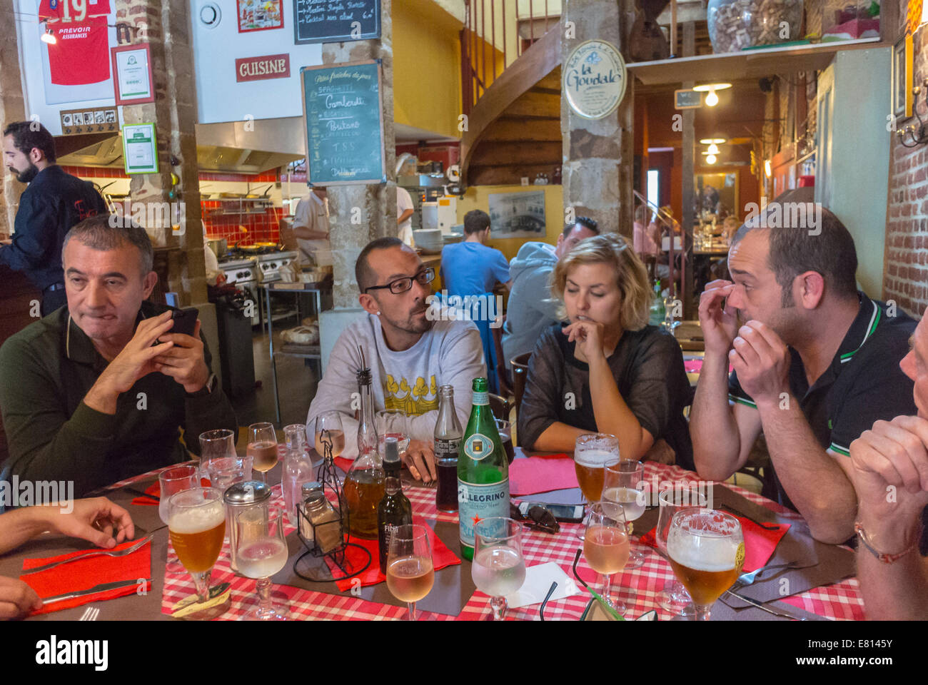 Lille, Frankreich, Gay Associations Lunch Meeting, ANRS IPERGAY, PREP Community Committee, im lokalen italienischen Bistro Restaurant, französisch Menschen in hiv AIDS Freiwilligen Gemeinschaft sprechen, Freiwilligengruppe Stockfoto