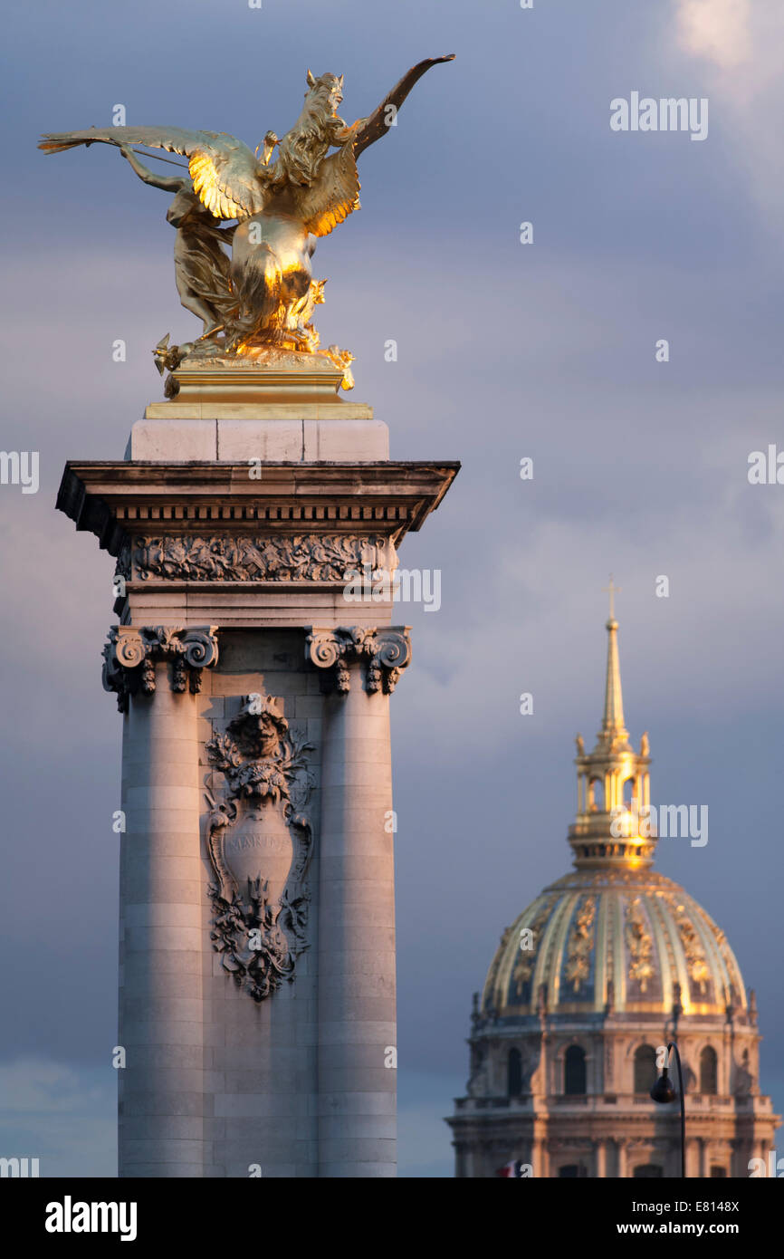 Frankreich, Paris (75), Statue am Pont Alexandre III, Kuppel von Les Invalides Stockfoto