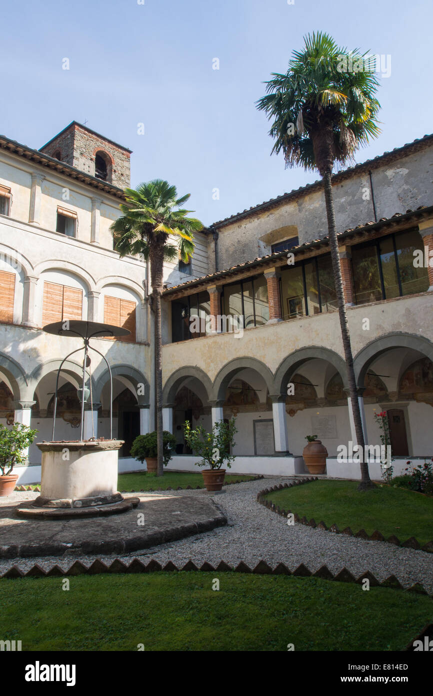 Innenhof eines ehemaligen Klosters in Borgo ein Mozzano, Toskana, Italien, jetzt ein Pflegeheim und Community-Aktivität-Bereich. Stockfoto