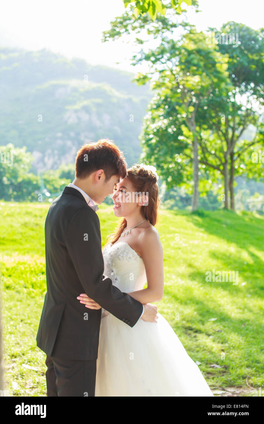 Braut und Bräutigam im park Stockfoto