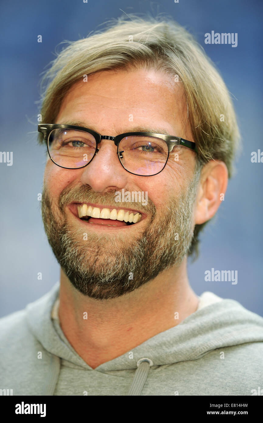 Veltins Arena, Gelsenkirchen, Deutschland. 27. September 2014., deutsche Bundesliga, Spieltag 5, Schalke 04 (blau) vs Borussia Dortmund (BVB, Gelb) 2:1------- Manager Jürgen (Juergen) Klopp (BVB) Credit: kolvenbach/Alamy leben Nachrichten Stockfoto