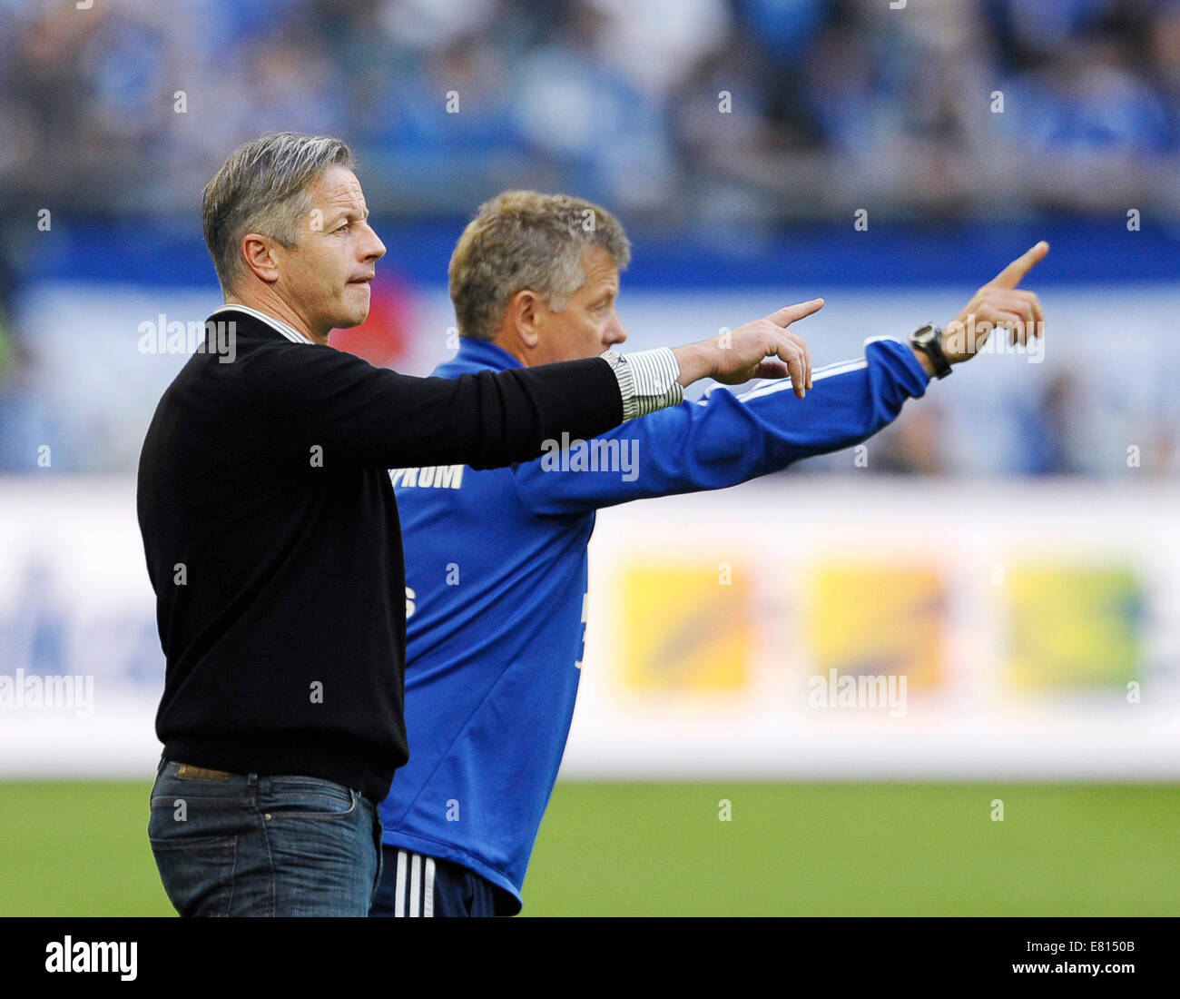 Veltins Arena, Gelsenkirchen, Deutschland. 27. September 2014., Deutsche Bundesliga, Spieltag 5, FC Schalke 04 (blau)-BV Borussia Dortmund (BVB, gelb) 2:1---Manager Jens Keller (Schalke 04) und Co-Manager Peter Hermann Credit: Kolvenbach/Alamy Live-Nachrichten Stockfoto