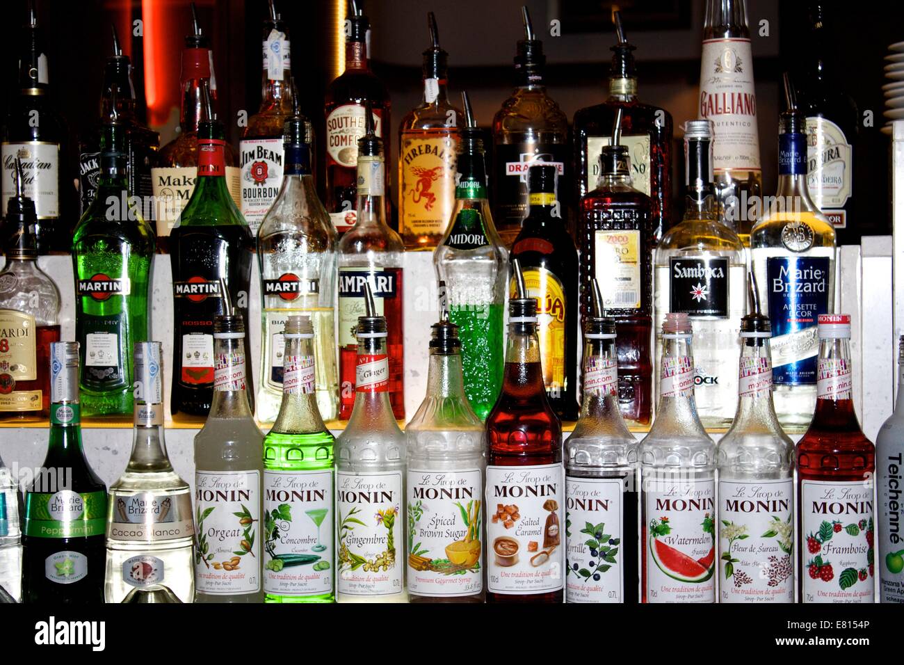 Auswahl von Alkoholflaschen in einer bar Stockfoto