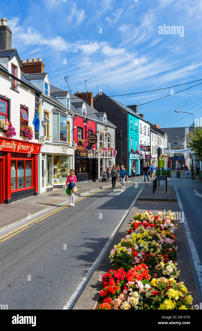 Geschäfte und Bars an der unteren Market Street im Zentrum Stadt, Ennis, County Clare, Republik Irland Stockfoto