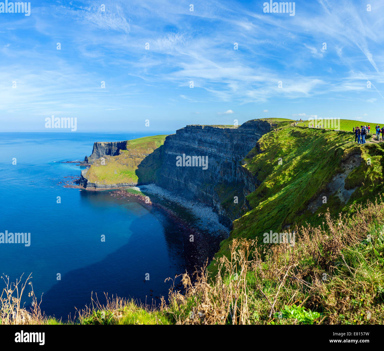 Touristen an den Klippen von Moher, die Burren, County Clare, Irland Stockfoto