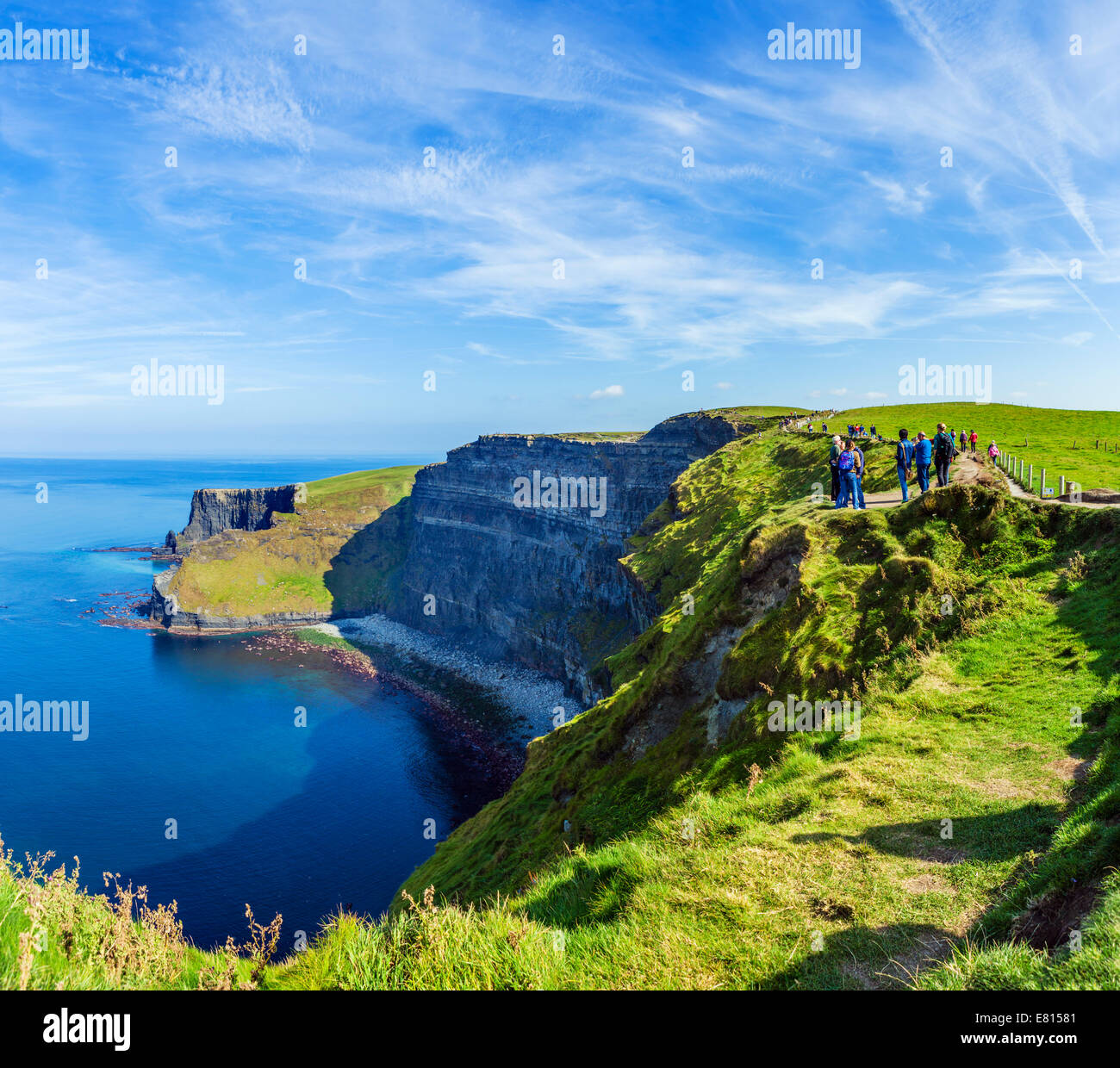 Irland Landschaft. Touristen an den Cliffs of Moher, The Burren, County Clare, Republik Irland Stockfoto