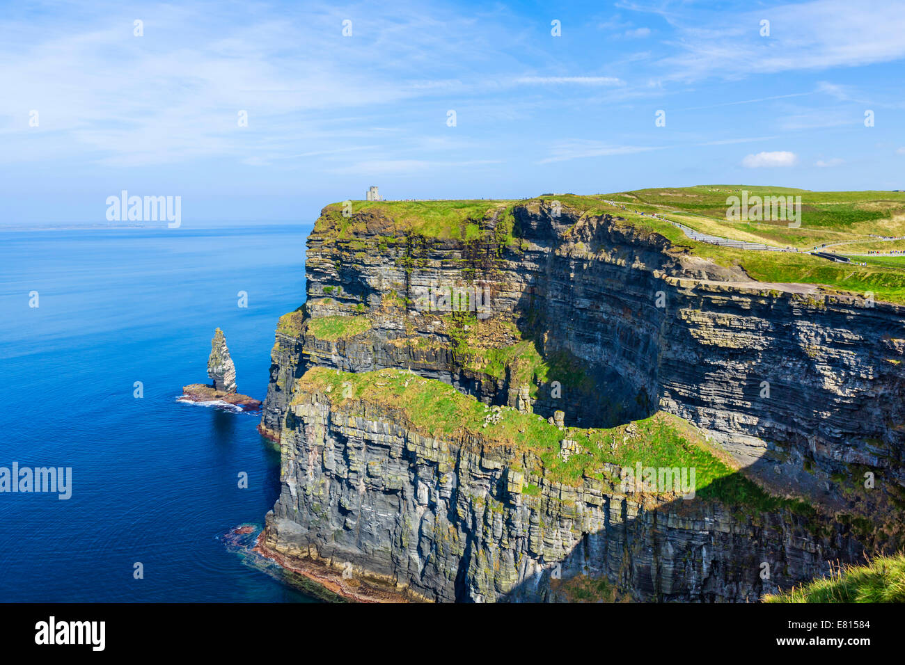 Blick auf die Cliffs of Moher mit Blick auf O'Briens Tower, The Burren, County Clare, Republik Irland Stockfoto