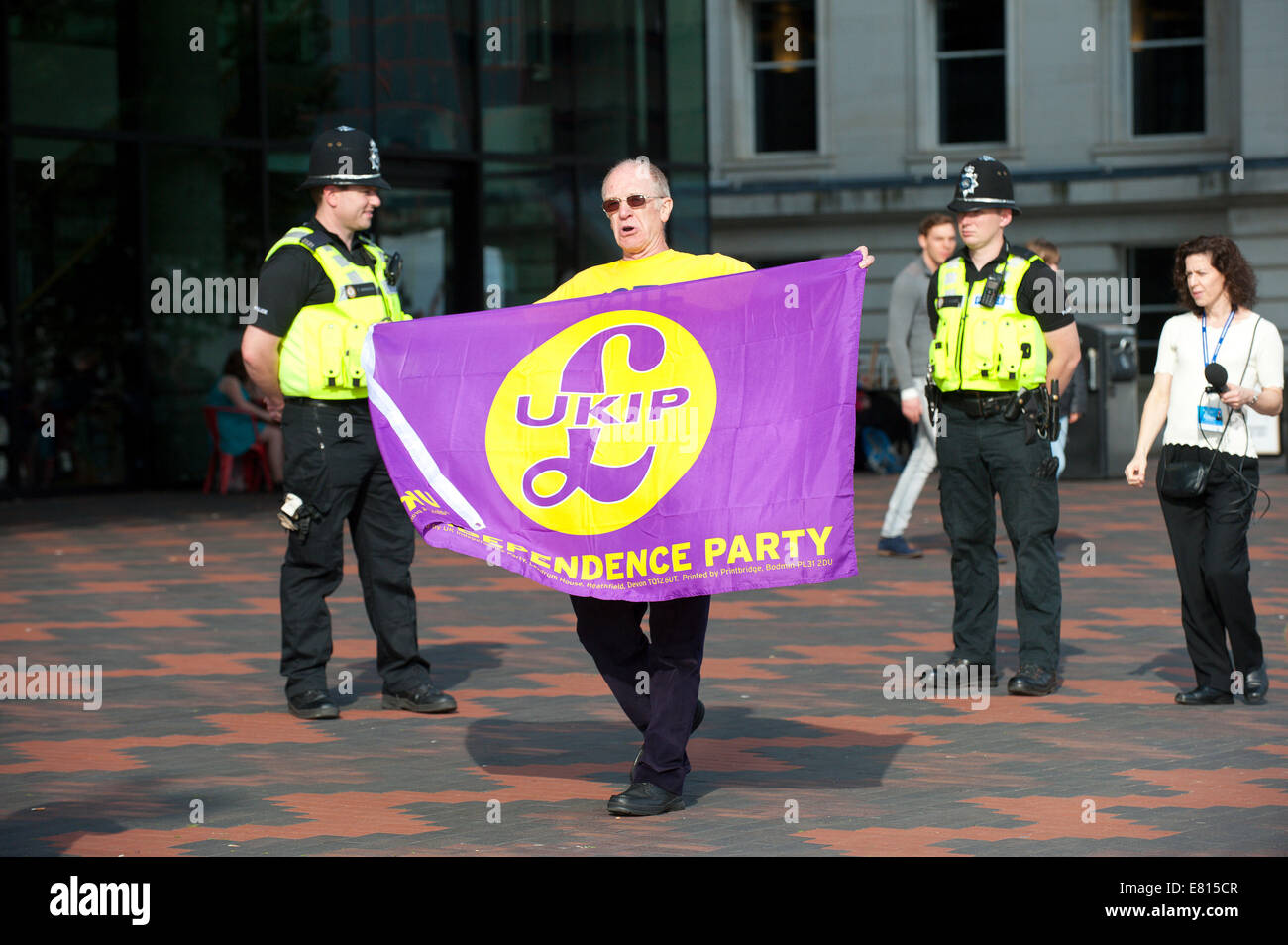 Birmingham, West Midlands, 28. September 2014. Derek Walker von Burton-on-Trent Paraden mit einem UKIP-Banner. Viele abwechslungsreiche Protestgruppen meldeten sich am ersten Tag von der Conseervative-Parteitag. Bildnachweis: Graham M. Lawrence/Alamy Live-Nachrichten. Stockfoto