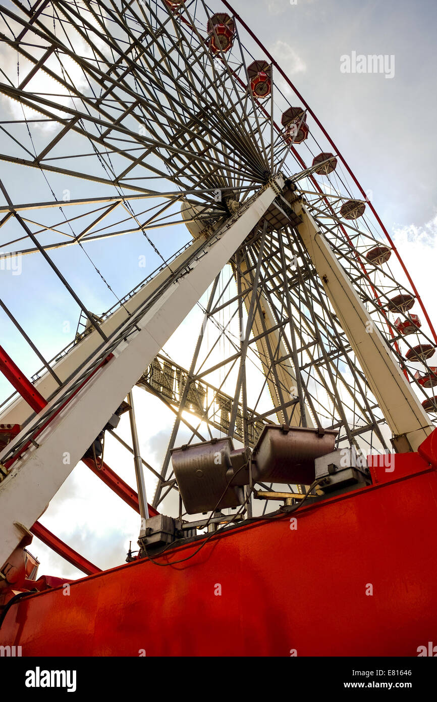 Nottingham, Hyson Green,UK.28th September 2014. Der Wald Spielgelände Stuhl ist die Rückkehr des 700 Jahre alten Reisen Messe heute bereit für Mittwoch, 1. Oktober, Eröffnung Tag. Die Gans, die Messe noch einmal über 5oo Attraktionen, von weißen Knöchel hostet Erlebnisse, Familie reitet und alte Favoriten wie perfekt, Karussells und Haken-a-Ente. Schausteller bereiten die Fahrten. Bildnachweis: IFIMAGE/Alamy Live-Nachrichten Stockfoto